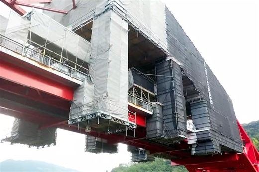 日綜産業株式会社 on Instagram: "宮崎県延岡市・干支大橋の橋梁補修工事。 ここでもシステム吊り足場「#クイックデッキ」が稼働中です。 山あいの高所橋は、地上から足場を組めません。 橋体から吊り下げて全面を覆うことで、下面や主構造まで安全にアクセス。 クイックデッキの特長は“上にさらに足場を組める”耐荷重。 資機材の搬入や二層化も余裕があり、作業計画の自由度が一気に広がります。 現場の前提が変わる。 クイックデッキなら、できます。 #日綜産業 #QuikDeck #吊り足場 #橋梁補修工事 #中路式ブレースドリブ固定アーチ #橋梁 #建設現場 #補修工事 #ドローン #空撮 #AerialPhotography #HDRphotography"