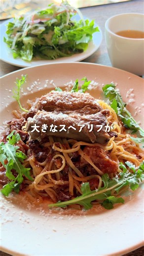 🔎 大阪・梅田「CRAFT BEER HOUSE molto!! 梅田店」 ここ行きたい！と思ったら右の「…」から保存👆 【見どころ👀】 大阪梅田駅からすぐ、 阪急32番街・31階にある おひとり様でも絶景ランチが楽しめる穴場なお店🍝✨ 大きな窓から梅田の街並みを一望できて、 窓際にはおひとり様でも利用しやすい カウンター席があるのが嬉しいポイント！ ランチのパスタは大盛り無料で、 食べる量に合わせて選べるのもお得◎ さらに＋300円でサラダとスープが付けられて、 サラダは結構たっぷりで美味しかった✨️ 注文はQRコードからできるので、 店員さんを呼ぶ必要もなく気兼ねなく過ごせる！ 訪問した時は店内も比較的空いていて、 絶景を眺めながらゆっくりランチを楽しめた☺️ 【ソロ活におすすめと思った理由💡】 ・客層：おひとり様でも利用しやすい窓際カウンター席あり◎ ・雰囲気：31階から梅田を一望できて、訪問時は比較的空いていて居心地抜群 ・食事：パスタの大盛り無料！＋300円でボリューム満点のサラダ＆スープ付き✨️ 【お値段💰】 ・パスタランチ：1,400円〜 ・パスタ大盛り：無料
