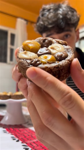 Abdelkader Lemiti on Instagram: "Chocolate cookies 🍪 Recipe: 285 g beurre 150g chocolat fondu (dayba) 285 sucre roux (sucre marron) 225 sucre blanc 100 g oeuf (2 œufs) 485 farine 10 g levure (1 sachet) Une pensée de sel 160 chocolat concassé (mksra) 160g de noix (mokasirat) 160 degree 🔥 12 min ⏲️ #fyp #foryou #reels #🇩🇿 #cook #cooking #foryoupage #cookies #chocolate"
