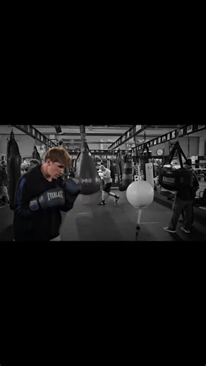 16 yr old SEBASTIAN WILSON getting some time in on the double end bag today. His amateur Boxing debut is coming in February 2026. Stay Tuned! #boxing #coachart #boxeo #friscoboxing #lifestyle #sanfrancisco #boxinglife #workout #conditioning #training #doubleendbag #sebastianwilson | Frisco Boxing