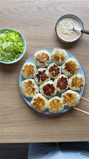 Cocina con Coqui on Instagram: "Baogers Big Mac 🤤 👉 Receta completa en mi libro de recetas: Cocina con Coqui Esta receta mezcla lo mejor de dos mundos: la masa china del pan bao y el relleno occidental de la típica hamburguesa Big Mac. La combinación es una maravilla. No hay margen de error jeje ¡Espero que disfrutes mucho el vídeo! ©️Cocinaconcoqui #cocinaconcoqui #baoger #panbao #baos"