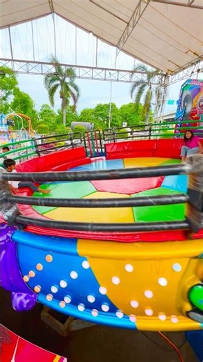 🎉 Hold on tight! Tagada ride fun with spinning and bouncing madness! 🤸‍♀️💥
