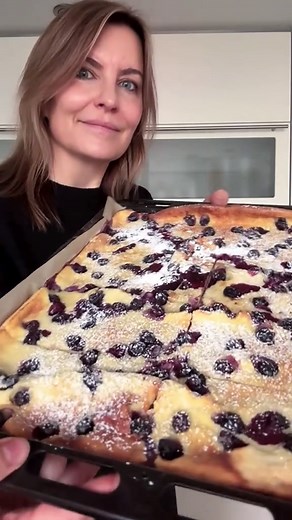 Fluffiger Ofenpfannkuchen mit Quark und Blaubeeren