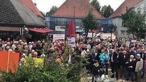 Demonstration vor dem Walsroder Rathaus für den Erhalt des Heidekreis-Klinikums am Standort Walsrode. | Walsroder Zeitung