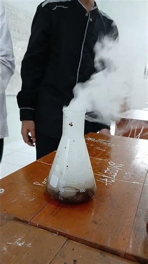 Reaksi hidrogen peroksida dengan kalium permanganat.