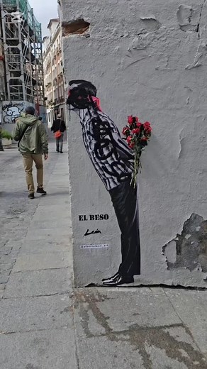 61K views · 341 reactions | Han vandalizado EL BESO, el nuevo paste-up de @albertoleon_art instalado hace apenas unos días en el madrileño barrio de La Latina!! Calle del Almendro con Travesía del Almendro. Metro La Latina (línea 5) #callesdemadrid #madrid #comunidaddemadrid #pasionpormadridblog #barriodelalatina #arteurbanomadrid #arteurbano #streetarteverywhere #artstreet #mural #madriddelosaustrias #pasteup | Pasionpormadrid | Facebook
