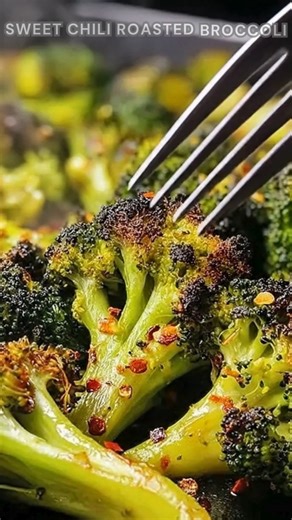 Broccoli tossed. Coat with sweet chili, garlic, sesame oil. Roast at 425°F for 20 min. Sticky, crispy, sweet-savory. Ingredients ➤ 1 large head broccoli, cut into florets ➤ 3 tbsp olive oil ➤ 3 tbsp sweet chili sauce ➤ 2 cloves garlic, minced FULLL Recipe in First Cօʍʍеոτ 👇👇 | Nessy Recipes