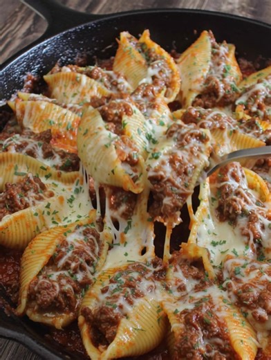 🐚 Cheesy Stuffed Shells Dinner 🧀🍖 Tender pasta shells filled with creamy ricotta and nestled in savory meat sauce with melted mozzarella! INGREDIENTS: 1 box (12 oz) jumbo pasta shells 1 lb ground beef ...... Full Recipe in Coʍmеոτ 💬 | The Saucy Plate