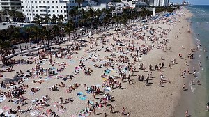 Messy fight breaks out between spring breakers in Ft. Lauderdale