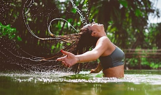 Shweta Salve ने बिना ब्लाउज़ साड़ी पहन ढाया कहर, ज़ालिम हवा ने उड़कर पल्लू गिरा दिया