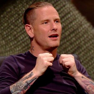 Slipknot's Corey Taylor made his QI debut on BBC Two last night. WARNING - if knuckle cracking makes you queasy, this is NOT the video for you. (Watch the QI episode in full on BBC iPlayer now) | Newsbeat