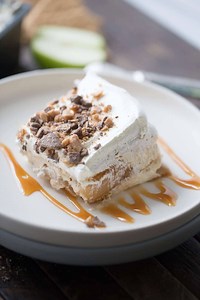 32K views · 56 reactions | Lusciously sweet eclair cake is made up of graham crackers layered with apple pie flavored pudding, whipped cream, and apple pie filling. The toffee bits on top complete it all! https://www.lemonsforlulu.com/toffee-apple-eclair-cake/ | Lemons For Lulu-Food and Recipes | Facebook