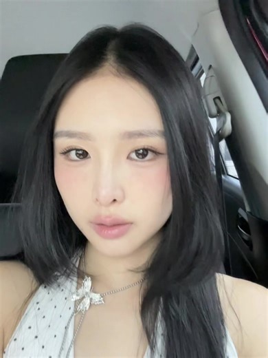 L’Oreal Paris Lipstick Review: Shine and Quality