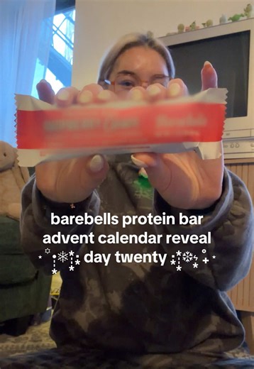 BAREBELLS PROTEIN BAR ADVENT CALENDAR UNBOXING DAY 20! we r almost done ): i’m so sad this became such a staple of my morning routine lol today’s flavor: raspberry cream 🍒🍓 (there’s no raspberry emoji?) this is not a limited edition flavor but i don’t think it’s too common / found in stores often so it was good to give her another try!! i LOVE the white chocolate coating but the raspberry flavor is a bit too artificial / laffy taffy-flavored for me :p still very yummy though!! and i know a lot
