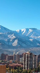 5.1K views · 26 reactions | Bom dia, Santiago!  Acordar com essa vista das montanhas nevadas é simplesmente mágico! ❄️ Santiago no Chile nos presenteia com um cenário de tirar o fôlego, onde a cidade e a natureza se encontram em perfeita harmonia. Quem mais sonha em viver essa experiência? ✈️✨ #SantiagoNoChile #AmanhecerInesquecível #HurbTeLeva | Hurb | Facebook