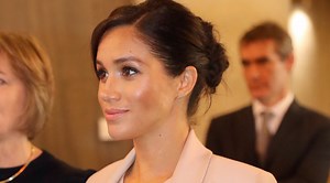 Smarta knepet för sätta upp håret i en perfekt slarvig knut – på 10 sekunder