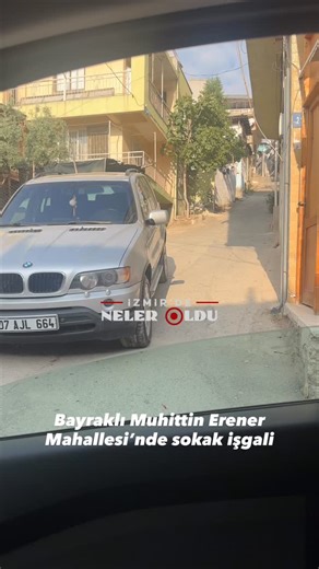 İzmir’de Neler Oldu ? on Instagram: "@izmirdeneleroldu Bayraklı Muhittin Erener Mahallesi’nde sokak işgali araçları vatandaşları mağdur ediyor. Akşam saatlerinde bırakılan araçlar, ertesi gün öğlene kadar hatta bazı günler hiç alınmıyor. Bu durum yolların sürekli kapalı kalmasına neden oluyor. Mahalle sakinleri, yetkililerden acil çözüm bekliyor."