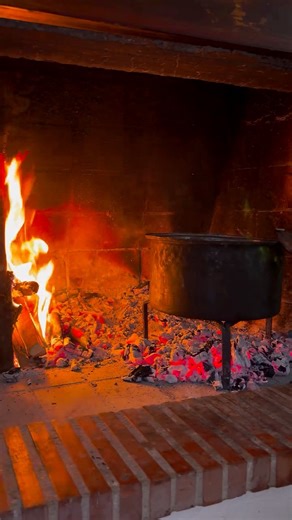 Ηπειρώτικη φασολάδα, όπως την μαγείρευαν παλιά 🫘 Για συνταγή στο Nonta’s Cooking @nontascooking στο instagram Ένα από τα πιο χαρακτηριστικά φαγητά που μαγειρεύονταν τον Γενάρη, μετά τις γιορτές, στα ηπειρωτικά νοικοκυριά, ήταν η φασολάδα. Όχι όμως όπως την ξέρουμε σήμερα! Την μαγείρευαν σε μεγάλη κατσαρόλα, πάνω στο τζάκι ή στην ξυλόσομπα, και σιγόκαιγε για ώρες. 🧡 Η παραδοσιακή εκδοχή ήταν η εξής: φασόλια, κρεμμύδι και πάπρικα (την οποία την ονόμαζαν «κόκκινο πιπέρι». Δεν υπήρχαν γνώσεις για 