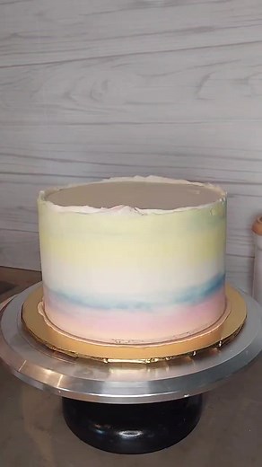 Try this simple and easy swirl cake. #buttercream #houston #cakedecorating #buttercreamhtx #fyp #diy #baking #pastrychef