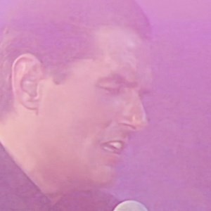 1993 trat Falco vor 130.000 Menschen bei Sonne, Sturm und Gewitter am legendären Donauinselfest auf! Sogar als der Blitz schon in die Anlage eingeschlagen war, spielten seine Band und er weiter! Das Konzert bleibt in ewiger Erinnerung. #falcobirthday | Falco