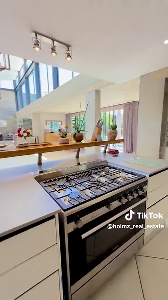 Luxury Living in Chartwell: Stunning 4-Bedroom Home