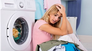 Utilizar la lavadora durante estas horas del día es un error crítico porque el consumo de energía en el hogar puede dispararse