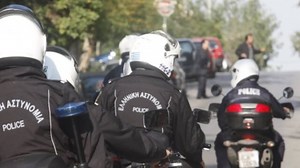 Ομόνοια: Σε διαθεσιμότητα οι δύο αστυνομικοί που κατηγορούνται για τον βιασμό 19χρονης - Το χρονικό της φρίκης