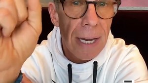 曾经在2010年风靡全美的橡皮筋，价值一亿美元的品牌SILLYBANDZ，其实是中国生产的并且是由一个美国人在中国的展会上发现后改造成硅胶首饰的。