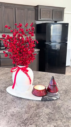 Decorando la cocina para navidad. Y reutilizando cositas del año anterior que parecen nuevas. Qué opinas tú sobre este tema? . #christmas #homedecorideas #christmasdecor #navidad #decoracion | Kathdelgado