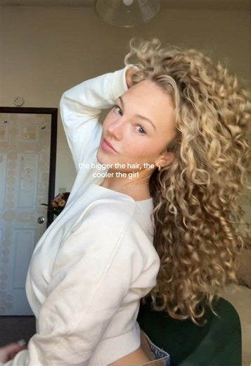 Blonde Curly Hair Routine Inspired by Eliana Kalogeras