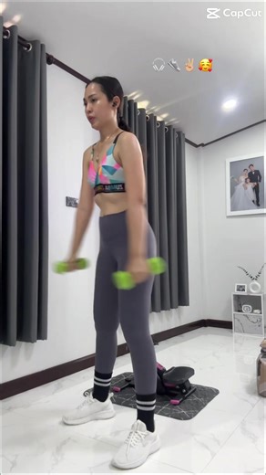 33 ขวบอิแม่ไม่สะดวกแก่จ๊ะ #ออกกําลังกายที่บ้าน #เซฟโซนที่ดีที่สุดคือครอบครัว #พ่อรักษ์แม่พลอยน้องทิวลิป👨🏻👩🏻👧🏻❤️ @rakploy_1157