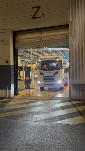 2026 commence avec du lourd… ! Le premier camion de l'année, un porteur Scania 500 R est déjà en route vers Scania Aquitaine pour son client 🚛 | Scania Production Angers