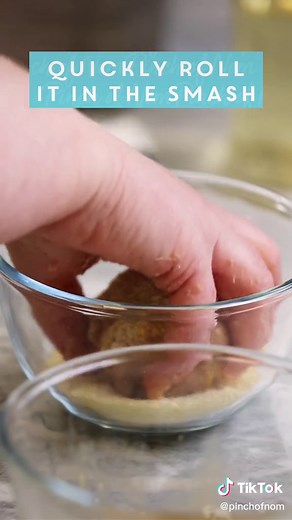 SCOTCH EGGS 🍳💖 Add a crispy light bite to your picnic! 🧺 Recipe is on our website 🔗 #pinchofnom #foodie #foodtiktok #food #foodinspo #foodlover #scotcheggs #picnic #egg #eggs #picnicrecipe