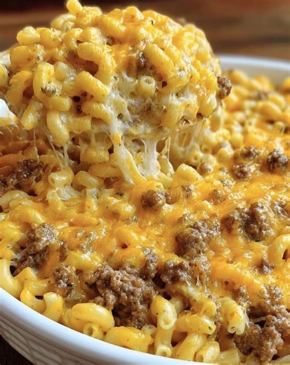 🧀🍝🥩 Cheesy Macaroni Hamburger Casserole Creamy, Cozy & Family-Favorite 💛 This Cheesy Macaroni Hamburger Casserole is classic comfort food at its best. Tender elbow macaroni, savory ground beef, and a rich, creamy cheese sauce bake together under a buttery cracker topping for a hearty, satisfying dinner. It’s simple, nostalgic, and perfect for busy weeknights or relaxed family meals. Ingredients • 1 lb (450 g) ground beef • 1 medium onion, finely chopped • 2 cups (200 g) elbow macaroni, cooke