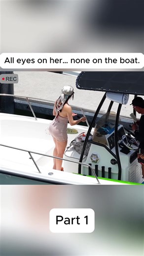 All eyes on her… none on the boat.#bikinilife #boatfail #boatramp #viralvideo