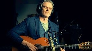 I recorded a new version of "Into the Dark" this week with my friend, and bassist extraordinaire, Dan Minchom. Dan has spent the pandemic studying sound engineering at Berklee, and has built himself a beautiful home studio. Reminds me of myself, back when I was a student at Berklee, recording at home, discovering the fun of producing entire tracks from your living room. In my case, I guess not much has changed... For more about Dan: https://www.instagram.com/dan_minchom/ | Jesse Cook