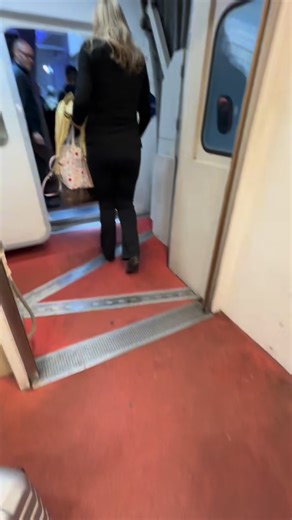 What it’s like on Hawaiian Airlines business class from Tokyo to Seattle. I booked this flight for only 95,000 points by using the @roame.travel tool. #luxurytravel #pointsandmiles #roame #awardtravel #hawaiianairlines air | Roame