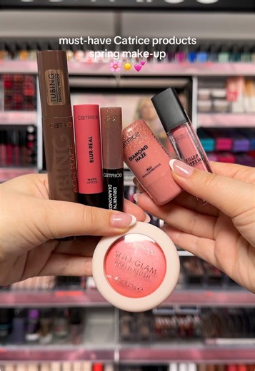 spring make-up, straight from our beauty counter ✨ our current favorites for fresh, glowy skin: 💄 Blur-Real Matte Lipstick in 010 Blur Me Baby 💎 Diamond Haze Jelly Highlighter Stick 🤎 TUBING Stay In Place Volume Mascara in 020 Panda-Proof Brown 🫧 Drunk’n Diamonds Jelly Topper in 020 Blossom Lights ✨ Filler Supreme Lip Gloss in 020 Fairytale Filter 🌸 Soft Glam Baked Blush in 010 On Cloud Pink #catrice #makeup #springmakeup #pinkmakeup #drugstoremakeup