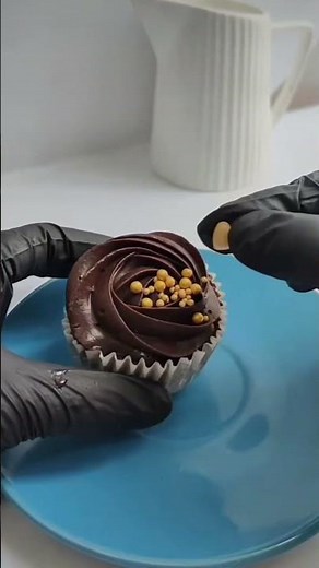 Beautiful Cupcake Decorating Tutorial | Easy Floral Buttercream Design 🌸🧁