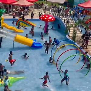 Destination Yamoussoukro à Aquaparc Yakro ____________________________________________ Yamoussoukro en joie après l’ouverture d’un établissement dédié à l’épanouissement de nos enfants . Regardez le bonheur de nos tous petits . Ouvert du Mardi au dimanche, de 10h à 18h30. 💸 Tarifs : Enfants : 3000 FCFA Adultes : 1000 FCFA 📍Yamoussoukro, quartier Nanan, près de la pharmacie des Jasmins (200m du bitume). ☎️ 225 07 00 00 72 72. | Tourisme cote d'ivoire