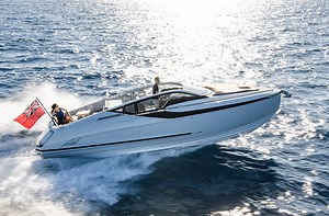 Fairline F//Line 33: video overview of the first case delivered to Russia