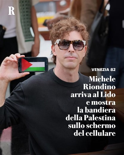 242K views · 8.7K reactions | Michele Riondino arriva al Lido di Venezia con Paolo Strippoli, Giulio Feltri e Romana Maggiora Vergano e mostra la bandiera della Palestina sullo schermo del suo telefono #Venezia82 #micheleriondino | la Repubblica | Facebook