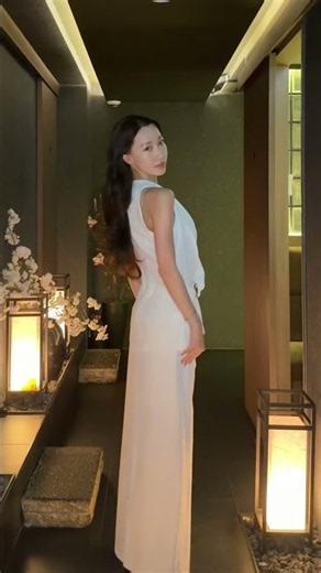 KR탐색 건너뛰기검색만들기1아바타 이미지랩 디자인의 세련된 블라우스와 맥시 스커트가 균형 잡힌 실루엣을 연출하며,