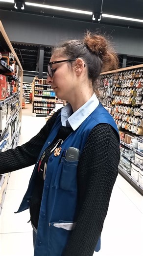 Doriane était en mode "batterie faible" ! 🪫 Heureusement, Dariane a trouvé la solution... une petite pile et c’est reparti ! ⚡💨 Ne finissez pas en panne d’énergie : ce vendredi 23 et samedi 24 janvier, profitez de 40% en Ticket E.Leclerc sur les piles des marques Energizer, VARTA et DURACELL avec votre carte ! 💳🔋 Identifie quelqu'un qui a besoin d'une pile pour se réveiller le matin ! 😂👇 | E.Leclerc Erstein