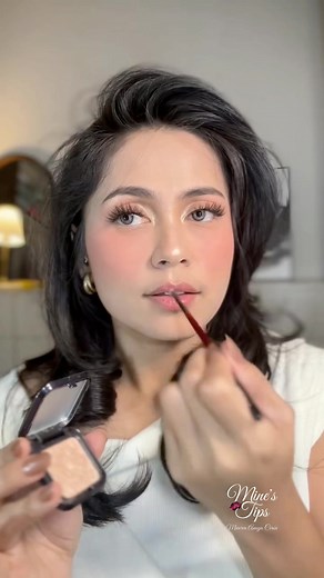 31K views · 471 reactions | ¡Un solo producto, todo tu rostro iluminado! Este truco de iluminación te va a iluminar el rostro. Ideal para cuando quieres verte radiante sin complicaciones.  Guarda este post para tu próximo makeup.  ¿Qué otro hack de iluminación te gustaría ver? ¡Comenta abajo!  Comparte con quien necesita un brillo instantáneo sin esfuerzo. #MineTips #fblifestyle | Mine's Tips | Facebook