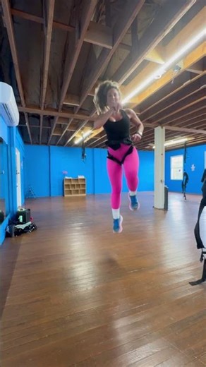 Some flutter kicks .. #bungeefitness #birdandbyron