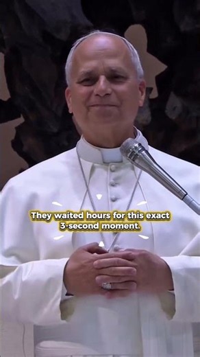 The moment the entire crowd stood still for Pope Leo XIV 🇻🇦✨