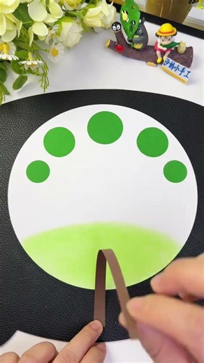 You can make spring grove parent-child handicrafts with round paper pieces, children's handicraf