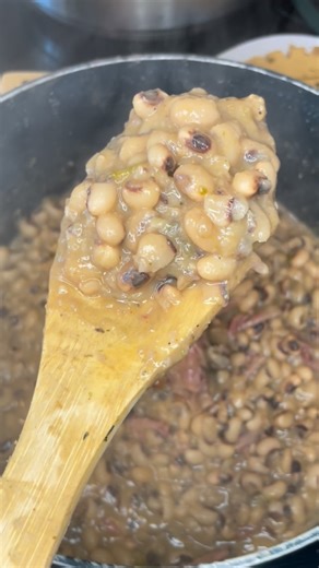 Zen Cooked 😋 on Instagram: "Southern Black Eyed Peas Recipe 😋 Just in time for Sunday Dinner 🥰 P.S. Dont forget to SOAK them overnight ‼️ Follow if you’re watching SUBSCRIBE to my Youtube Channel (Vibe With ZEN) Tik Tok: vibewithzen Snapchat: vibezwithzen #explore #explorepage #exploremore #fyp #recipe #southern #viral #trending #reels #blackeyedpeas #contentcreator #youtuber"