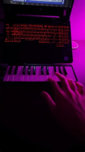 POV: cooking up beats in home studio 🌊 Rate the keys 👇 #beats #producer #flstudio